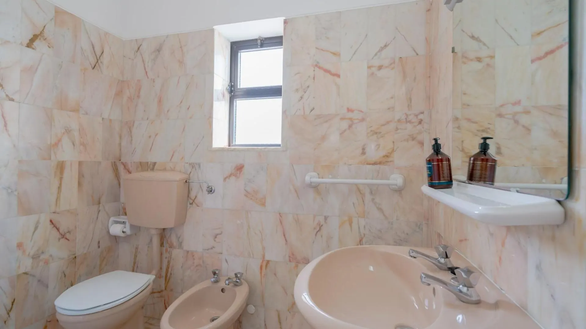 5 Bedroom Beach House In Luz, Lagos