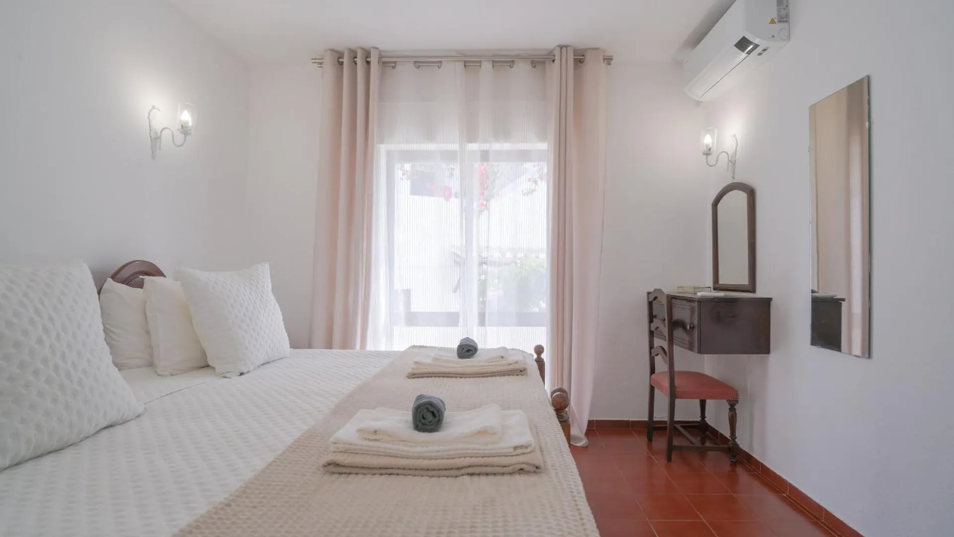 5 Bedroom Beach House In Luz, Lagos